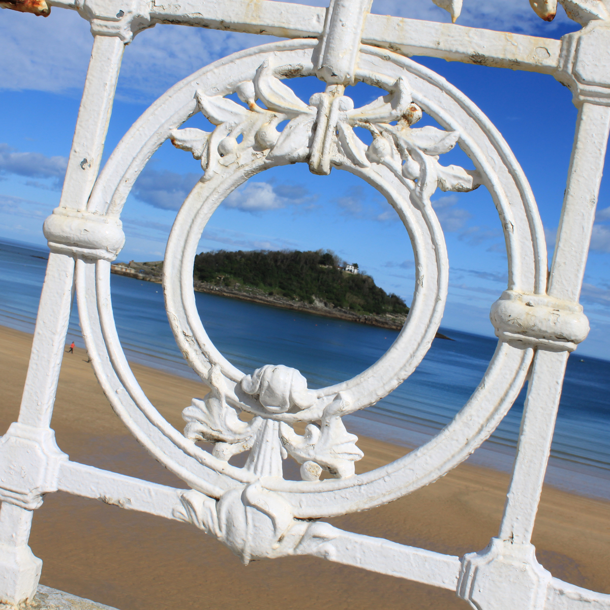 Santa Clara Island through the promenade's famous railings