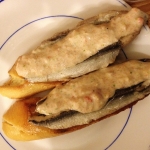 Antxoas con crema de centolla Anchovies with creamy spider crab
