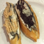 Antxoas con huevos de erizo de mar y con pate de oliva Anchovies with sea urchin eggs and olive pate
