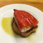 Pimiento relleno de bonito con salsa tártara Tuna-stuffed pepper with tartare sauce